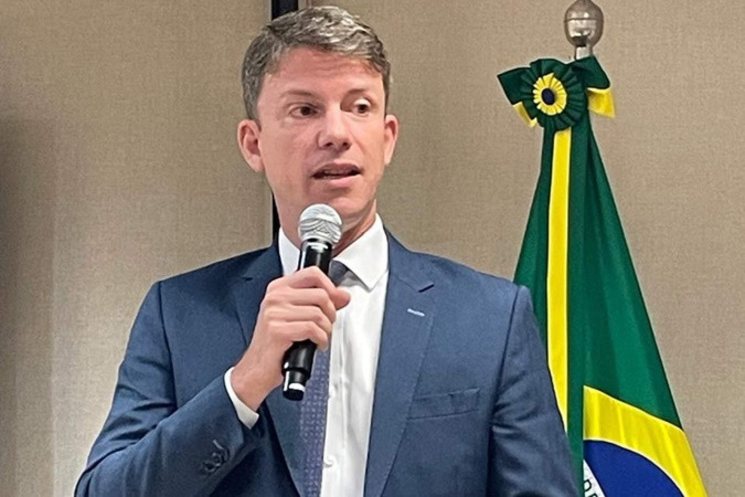 Deputados apresentam emendas que ameaçam meio milhão de vagas para jovens aprendizes