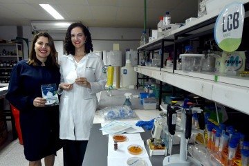  17/04/2026 Crédito: Marcelo Ferreira/CB/D.A Press. Brasil. Brasília - DF -  Anivesário de Brasília, Professoras da UnB Marcella Lemos Brettas Carneiro e Graziella Anselmo Joanitti (camis branca) invetaram a máscara vesta que bloqueia o vírus da covid 19 -  (crédito:  Marcelo Ferreira/CB/D.A Press)