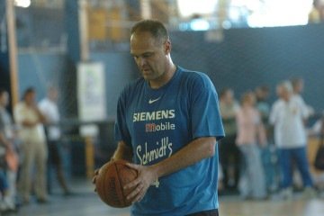   Brasil. Brasilia - DF. Pauta: Oscar Schmidt faz despedida do basquete  em jogo dos Schmidt X CSUV1 (Clube Social Unidade Vizinhaca numero 1) time onde Oscar comecou a jogar.  Na foto: Oscar durante o jogo. Brasilia, 05/06/2004. Foto: Jose Varella/CBPress. ID. Ed. Esportes. Oscar Schmidt faz despedida do basquete  em jogo dos Schmidt X CSUV1 (Clube Social Unidade Vizinhaca numero 1) time onde Oscar comecou a jogar.  Na foto: Oscar durante o jogo.
      Caption  -  (crédito:   José Varella/CB/D.A Press)