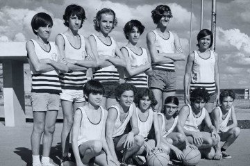 Time infantil do Clube de Vizinhança número 1 com Oscar Schimdt  -  (crédito: Arquivo pessoal )