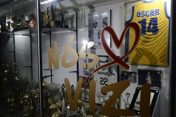 Ao cruzar as catracas do Clube Vizinhança, o olhar é inevitavelmente capturado pela camisa 14 exposta no memorial de conquistas -  (crédito: Minervino J&uacute;nior/CB/D.A.Press)