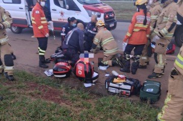 Pedestre não resistiu aos ferimentos e morreu no local do atropelamento -  (crédito: Divulgação/CBMDF)