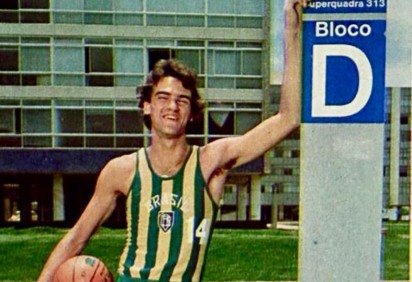 Oscar posa ao lado dos companheiros de um dos primeiros times na quadra de cimento do Clube Vizinhança. Na 108/109 Sul, ídolo aprendeu os fundamentos da modalidade -  (crédito: Revista Manchete) -Oscar posa ao lado dos companheiros de um dos primeiros times na quadra de cimento do Clube Vizinhança. Na 108/109 Sul, ídolo aprendeu os fundamentos da modalidade -  (crédito: Revista Manchete)