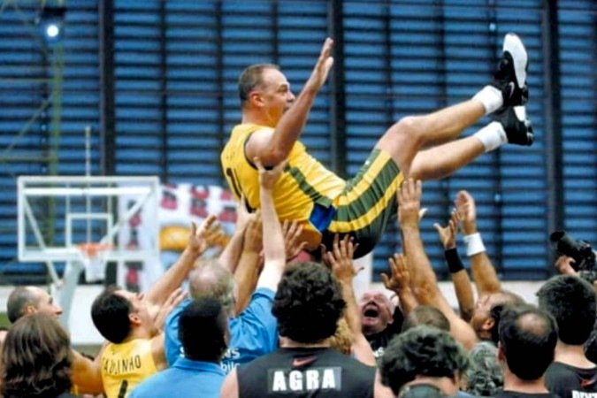  Morre Oscar Schmidt, lenda do basquete brasileiro, aos 68 anos. Maior pontuador da hist&oacute;ria das Olimp&iacute;adas e da sele&ccedil;&atilde;o brasileira, M&atilde;o Santa construiu carreira de sucesso nas quadras e &eacute; reverenciado at&eacute; nos EUA, mesmo sem ter disputado a NBA