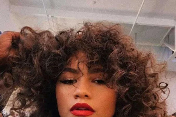 Zendaya também já se rendeu às franjas 