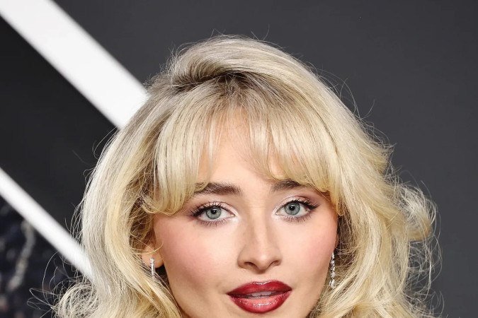 Sabrina Carpenter usa um estilo de franja 
versátil e repicado inspirado nos anos 60 e 70