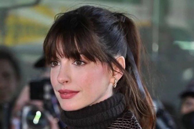 Anne Hathaway voltou com a marcante 
franja da personagem Andy Sachs 