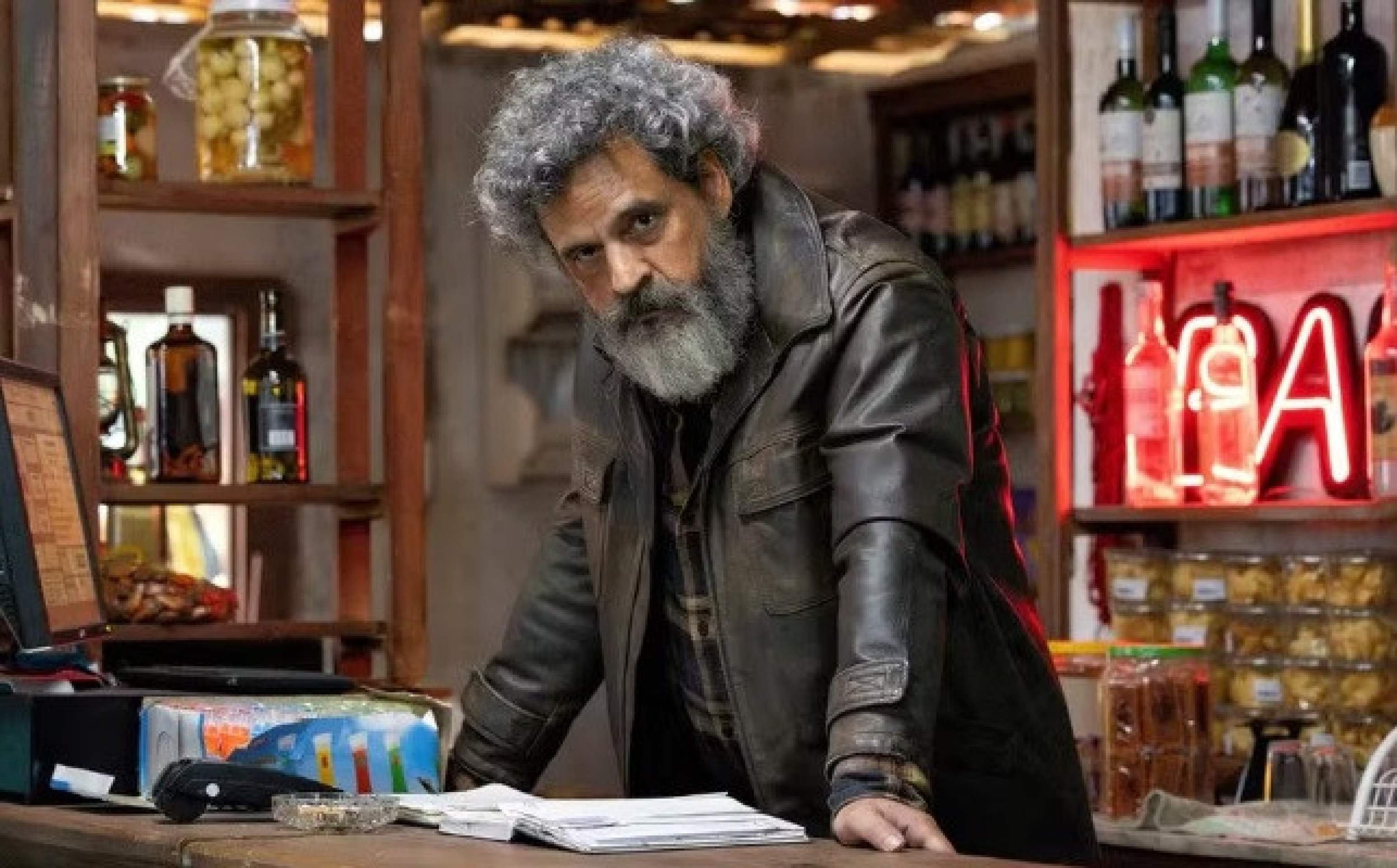 Bruno Garcia vive Manoel, um homem rudimentar em Os outros