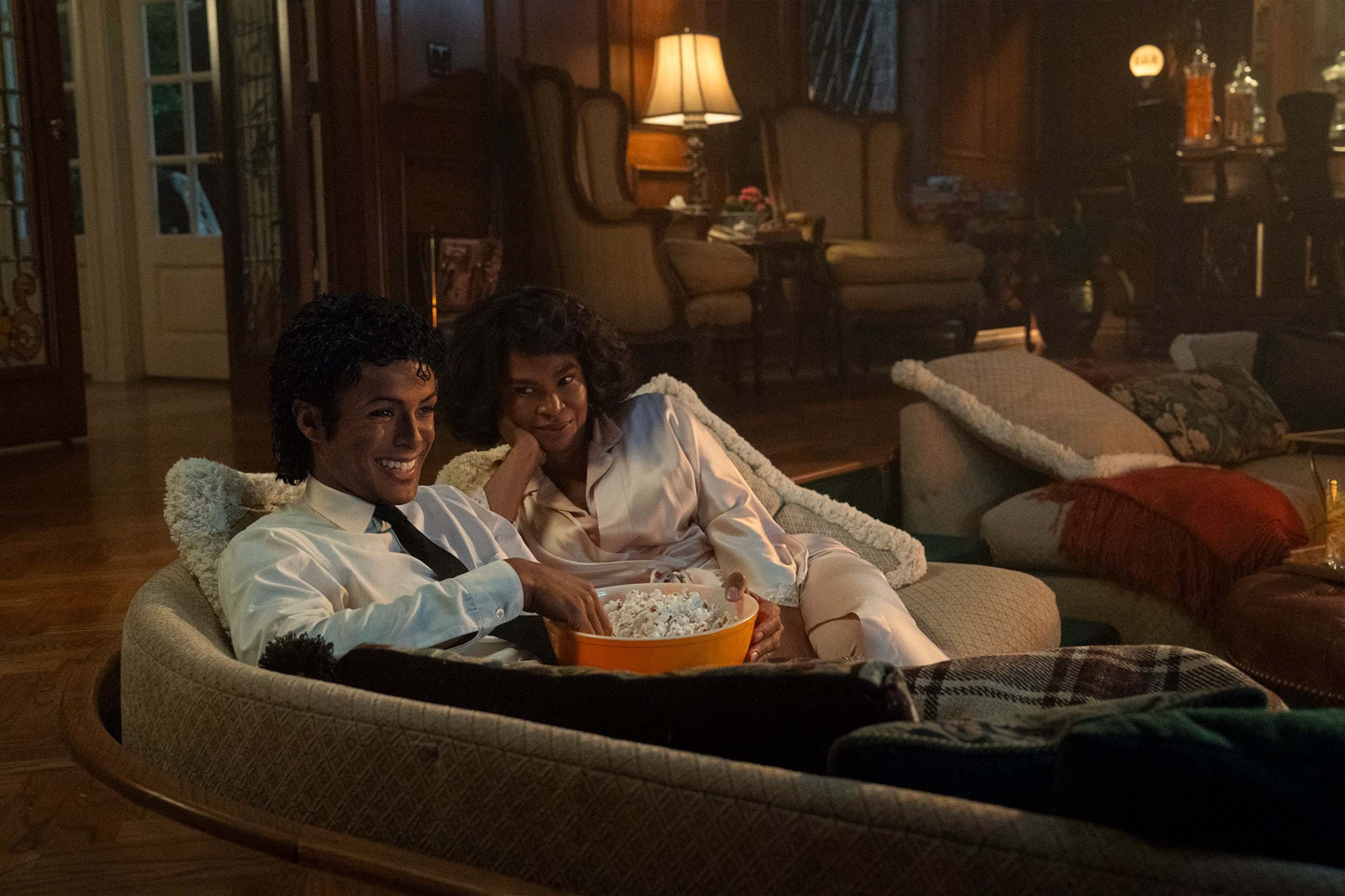 Michael (Jaafar Jackson) ao lado da m&atilde;e Katherine (Nia Long)