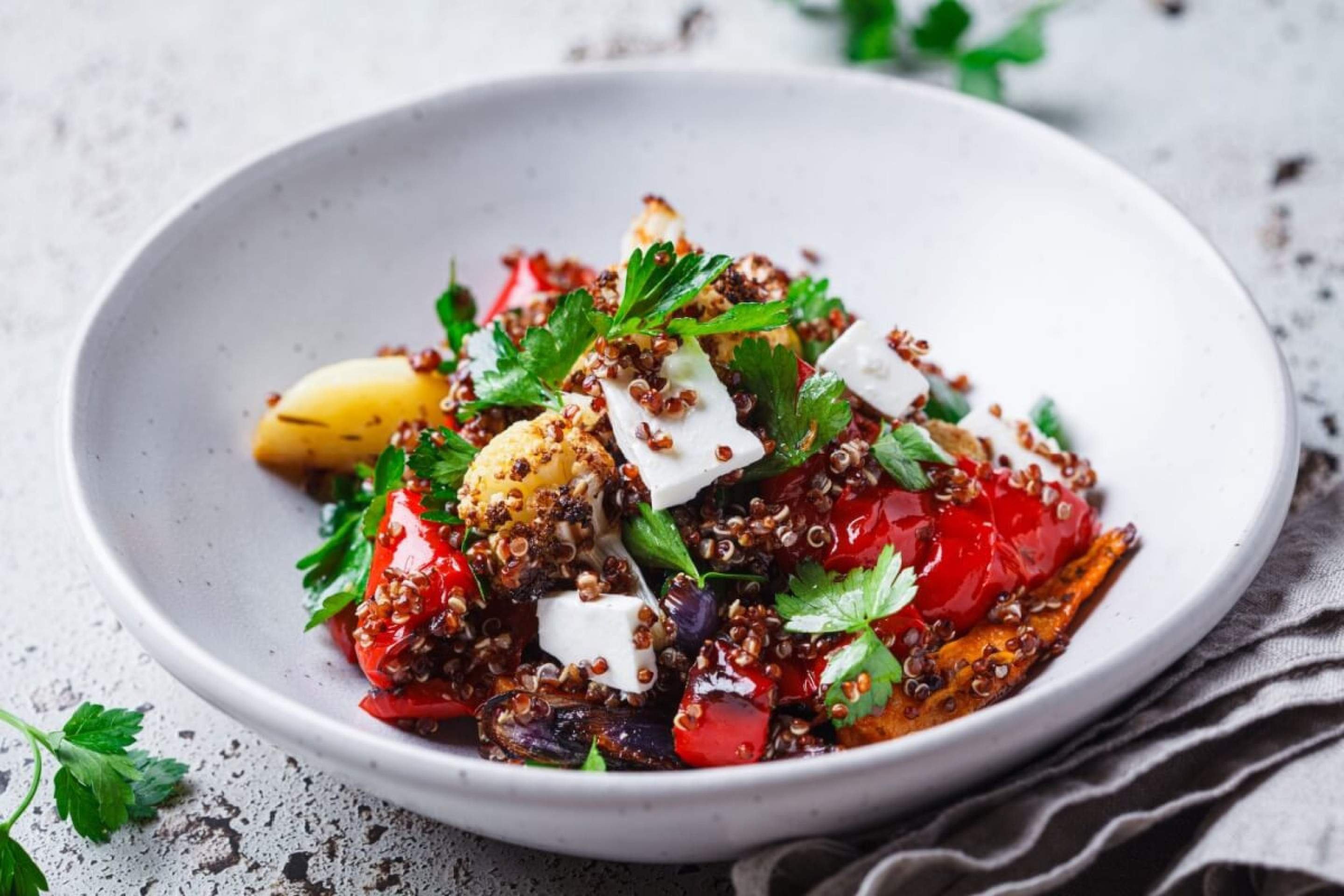 Salada morna: 5 receitas ricas em proteínas para o almoço