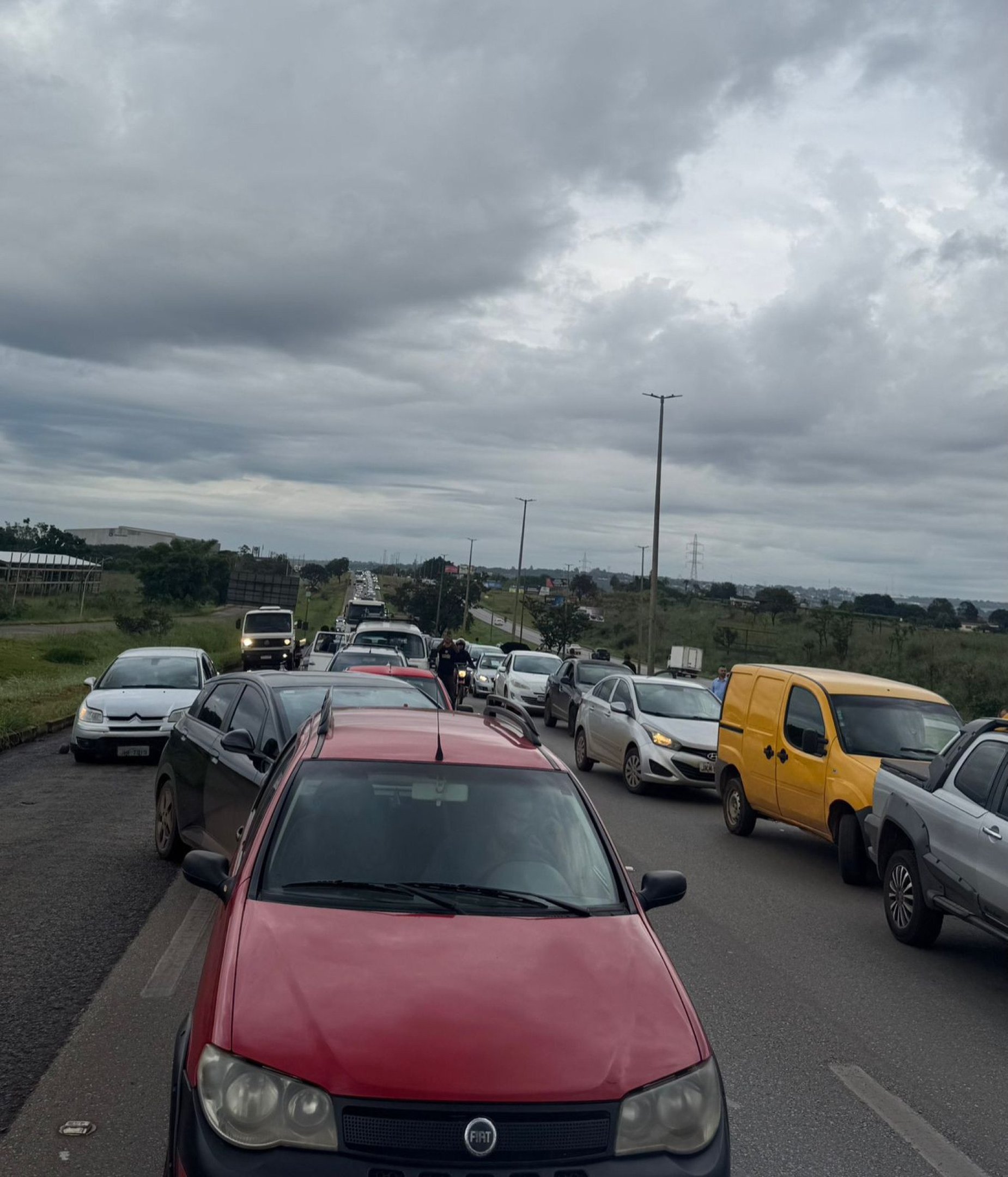 Sinistro de tr&acirc;nsito causou congestionamento de ve&iacute;culos
