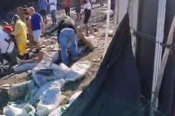 Carga de camnhão envolvido em acidente na BR 251 ficou jogada na pista -  (crédito: redes sociais/divulgaçao)