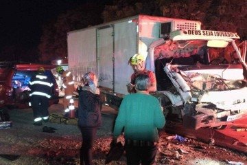 Caminh&atilde;o ficou com a parte frontal destru&iacute;da ao bater em uma carreta. O passageiro de 26 anos ficou preso nas ferragens da cabine e o motorista saiu ferido -  (crédito: CBMMG)