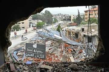 Moradores deslocados passam de carro por prédios destruídos enquanto retornam à cidade de Nabatieh, no sul do Líbano, em 18 de abril de 2026       -  (crédito: FADEL ITANI / AFP)