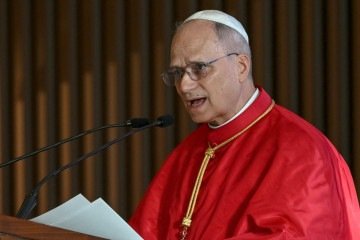 O Papa Leão XIV acena do Papamóvel após chegar ao Aeroporto Internacional '4 de Fevereiro', em Luanda, no sexto dia de uma jornada apostólica de 11 dias à África, em 18 de abril de 2026 -  (crédito: Alberto PIZZOLI / AFP)