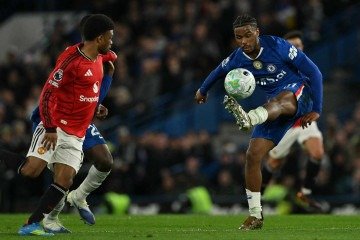 O defensor holand&ecirc;s do Chelsea, Jorrel Hato, domina a bola durante a partida entre Chelsea e Manchester United, em Stamford Bridge, Londres -  (crédito: GLYN KIRK/AFP)