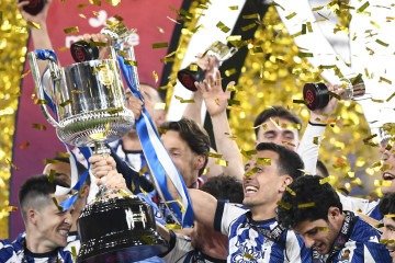 A Real sucede o Barcelona na lista de campe&otilde;es, erguendo um trof&eacute;u que havia conquistado pela &uacute;ltima vez em 2020       -  (crédito: CRISTINA QUICLER / AFP)