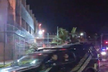 Comboio com quatro viaturas trouxe os detentos da penitenci&aacute;ria sob forte vigil&acirc;ncia; decis&atilde;o encerra o processo sobre a maior chacina da hist&oacute;ria do DF.
 -  (crédito: Leticia Mouhamad / CB PRESS)