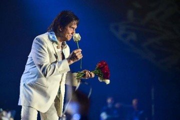 Roberto Carlos em show da turnê 'Eu ofereço flores' no Rio de Janeiro, em dezembro de 2025 -  (crédito: Pablo Porciuncula/AFP)