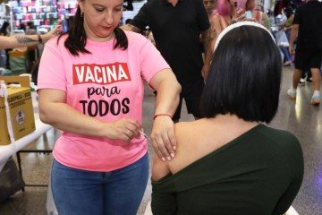 Mais de 100 mil doses foram aplicadas nos diferentes grupos prioritários. Até o momento, a cobertura está bem abaixo da meta de 90% -  (crédito: Sandro Araújo/Agência Saúde)