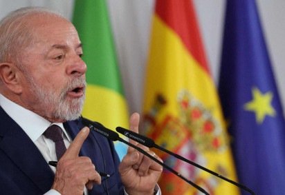 O presidente Lula, à esquerda, e o primeiro-ministro espanhol, Pedro Sánchez, à frente -  (crédito: Quique Garcia/EPA/Shutterstock) -O presidente Lula, à esquerda, e o primeiro-ministro espanhol, Pedro Sánchez, à frente -  (crédito: Quique Garcia/EPA/Shutterstock)