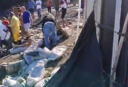 Carga de camnhão envolvido em acidente na BR 251 ficou jogada na pista -  (crédito: redes sociais/divulgaçao)