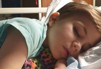 Carys Hobbs-Sargeant conta que seu filho Roo, um ano depois, ainda não estava totalmente recuperado -  (crédito: BBC) -Carys Hobbs-Sargeant conta que seu filho Roo, um ano depois, ainda não estava totalmente recuperado -  (crédito: BBC)