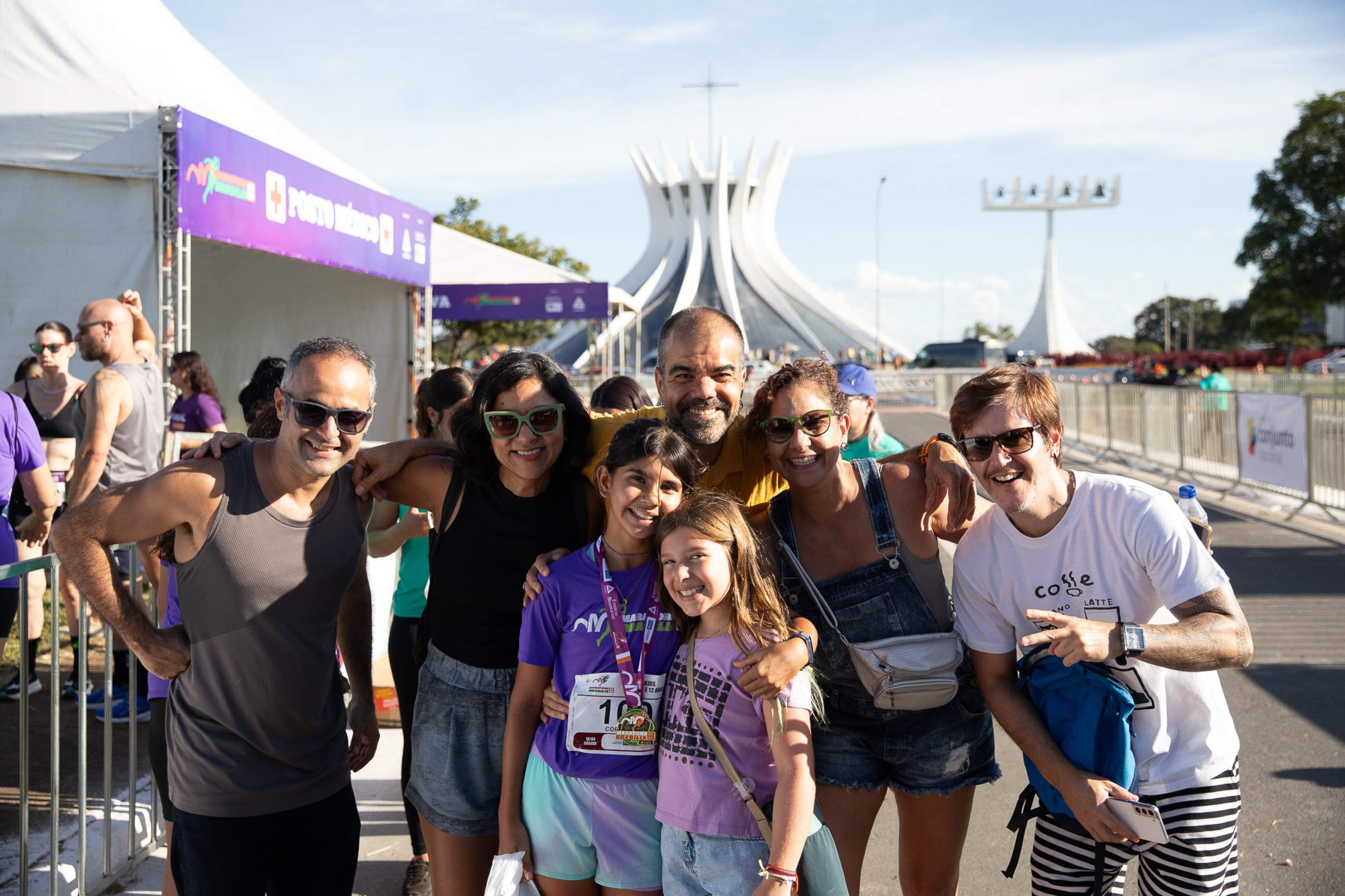 A pequena Cora Puddu (de camiseta roxa) comemorou ao lado de toda a fam&iacute;lia     