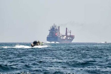 Navios de cruzeiros deixam o Golfo P&eacute;rsico ap&oacute;s breve reabertura do Estreito de Ormuz
Em meio &agrave; guerra no Ir&atilde;, embarca&ccedil;&otilde;es retidas na regi&atilde;o aproveitaram a libera&ccedil;&atilde;o tempor&aacute;ria da passagem para sair em dire&ccedil;&atilde;o a &aacute;guas internacionais -  (crédito: AFP)