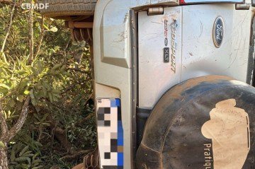 Capotamento de veículo deixa mulher em estado grave em Planaltina (GO) -  (crédito: Divulgação CBMDF)