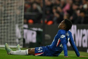 O meio-campista brasileiro do Chelsea, número 41, Estevão, reage após sofrer uma lesão durante a partida do Campeonato Inglês entre Chelsea e Manchester United, no Stamford Bridge, em Londres, em 18 de abril de 2026 -  (crédito: GLYN KIRK / AFP)