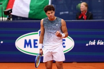 O americano Ben Shelton reage após derrotar o italiano Flavio Cobolli (não aparece na foto) na final de simples masculina do torneio de tênis ATP Munich Open, em Munique, sul da Alemanha, em 19 de abril de 2026       -  (crédito: ALEXANDRA BEIER / AFP)