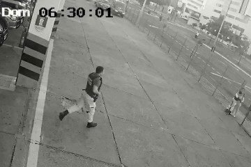 Bombeiros correm para port&atilde;o do batalh&atilde;o onde m&atilde;e se desespera com filho de 1 m&ecirc;s sufocando no seu colo -  (crédito: Reprodu&ccedil;&atilde;o/CBMMG)