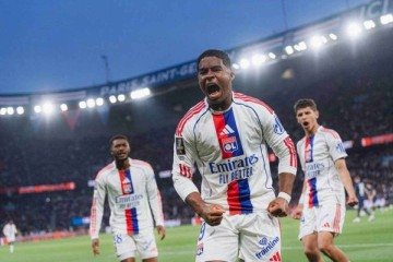 Endrick vibra após fazer uma pintura de gol de bicicleta em vitória do Lyon sobre o PSG em pleno Parc des Princes -  (crédito: Foto: Divulgação / Olympique Lyonnais)