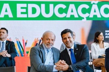 O presidente Lula sancionou o documento na última terça-feira, ao lado do novo ministro da Educação, Leonardo Barchini, no Planalto -  (crédito: Ricardo Stuckert/PR)