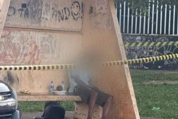 Idoso &eacute; encontrado morto sentado em parada de &ocirc;nibus do Gama
 -  (crédito: Reprodu&ccedil;&atilde;o/ @qapnoticiasoficial)