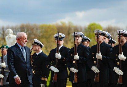 Lula passa em revista às tropas alemãs, durante a recepção oficial no Palácio de Herrenhausen -  (crédito: Ricardo Stuckert/PR    ) -Lula passa em revista às tropas alemãs, durante a recepção oficial no Palácio de Herrenhausen -  (crédito: Ricardo Stuckert/PR    )