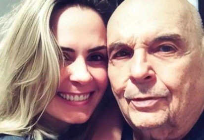 Ana Paula e o pai, que faleceu neste domingo ((19) -  (crédito: REDES SOCIAIS/REPRODUÇÃO)