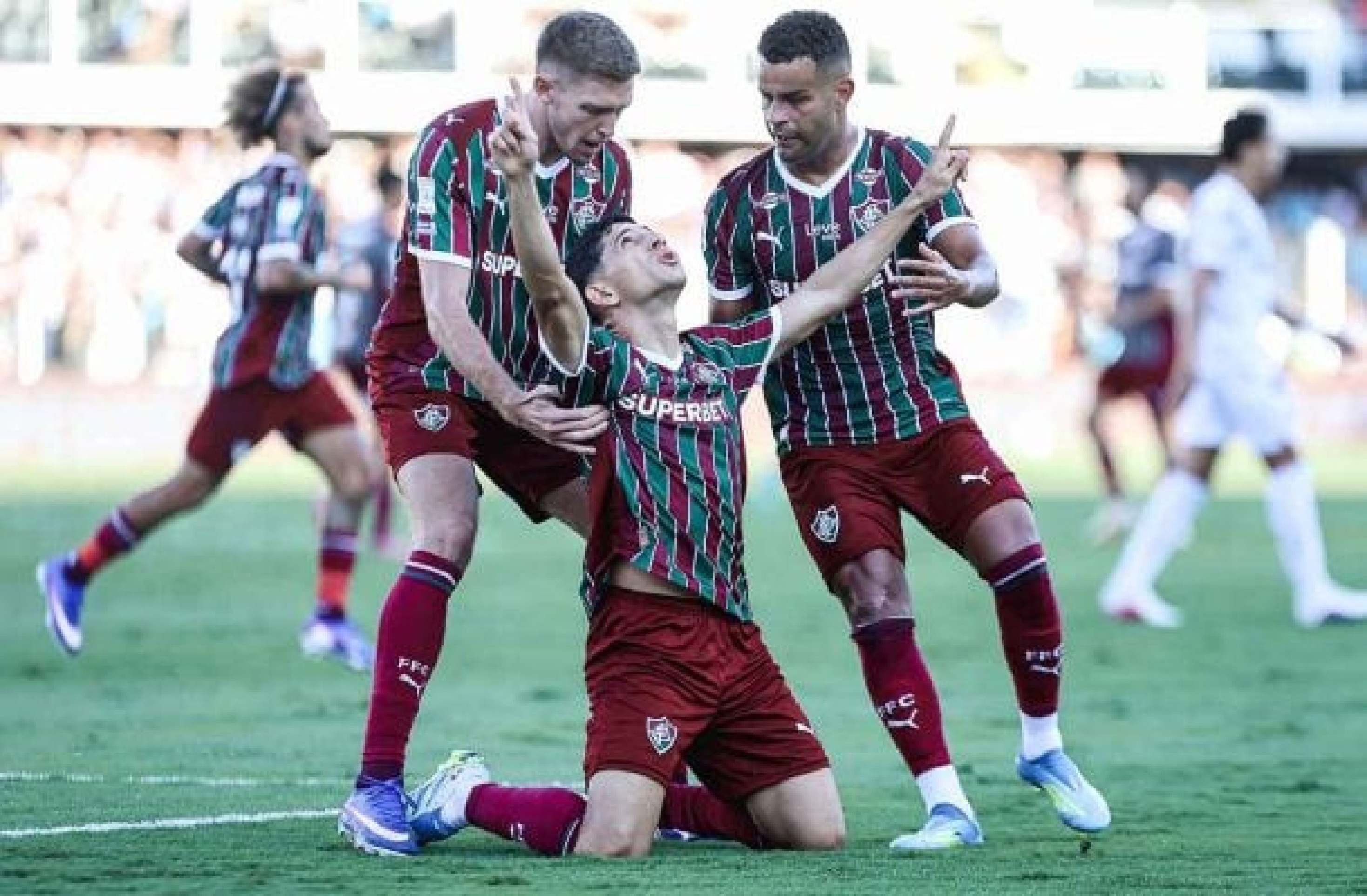 De virada, Fluminense espanta má fase e vence o Santos na Vila