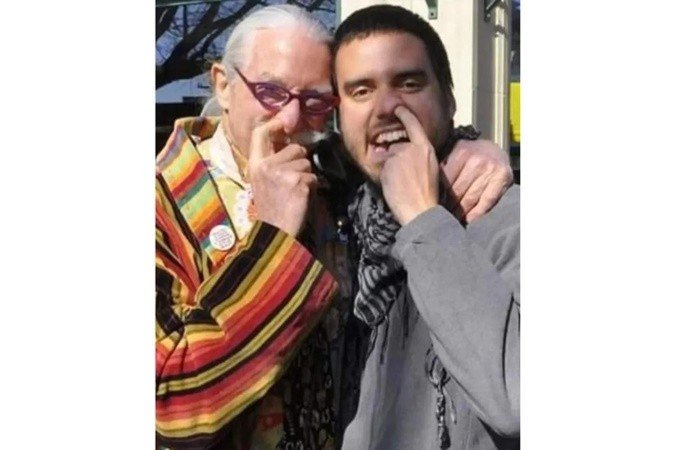 Lucas Cardim e uma de suas grandes inspirações, o médico Patch Adams, precursor da medicina humanizada.