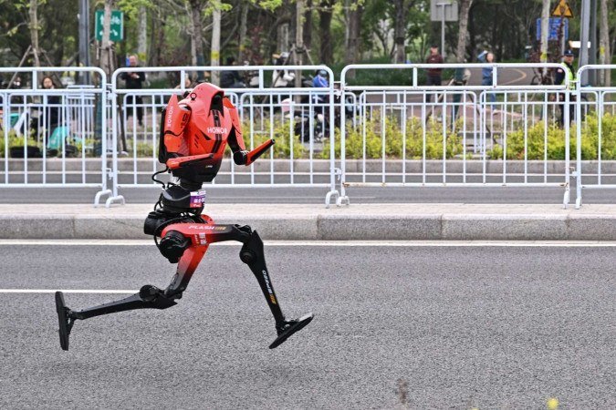 Um robô corre na segunda Meia Maratona de Beijing E-Town e Meia Maratona de Humanoides em Pequim, em 19 de abril de 2026