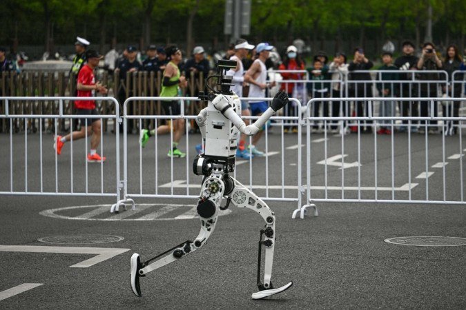 Um robô corre na segunda Meia Maratona de Beijing E-Town e Meia Maratona de Humanoides em Pequim, em 19 de abril de 2026