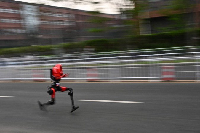 Um rob&ocirc; corre na segunda Meia Maratona de Beijing E-Town e Meia Maratona de Humanoides em Pequim, em 19 de abril de 2026