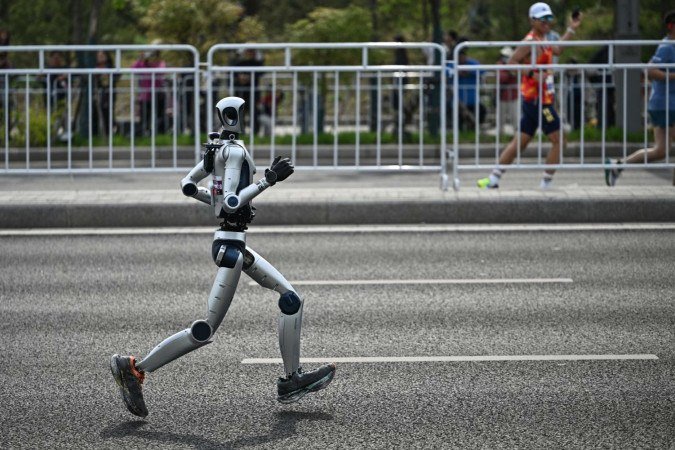 Um robô corre na segunda Meia Maratona de Beijing E-Town e Meia Maratona de Humanoides em Pequim, em 19 de abril de 2026