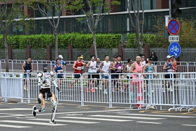 Um robô corre na segunda Meia Maratona de Beijing E-Town e Meia Maratona de Humanoides em Pequim, em 19 de abril de 2026