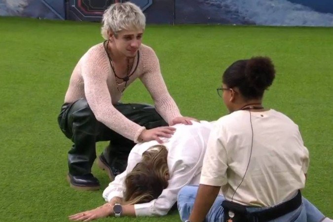 Ana Paula Renault é informada da morte do pai e chora após o paredão