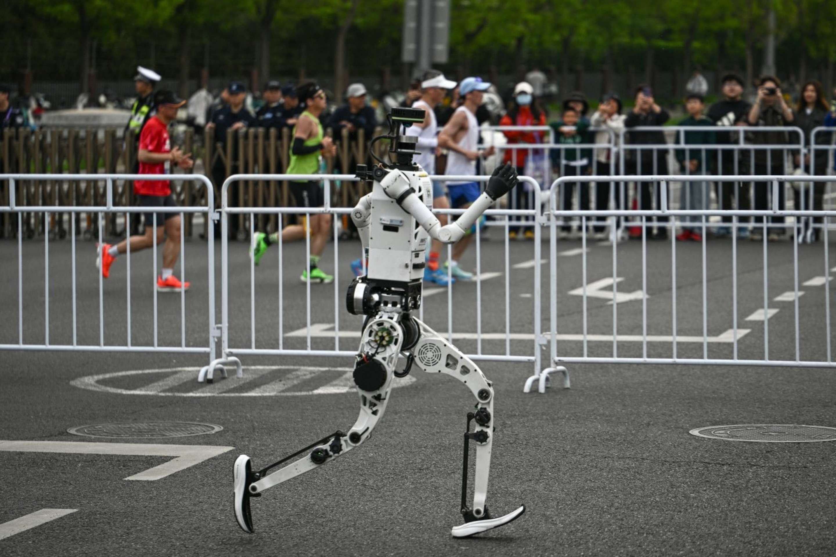 Um rob&ocirc; corre na segunda Meia Maratona de Beijing E-Town e Meia Maratona de Humanoides em Pequim, em 19 de abril de 2026