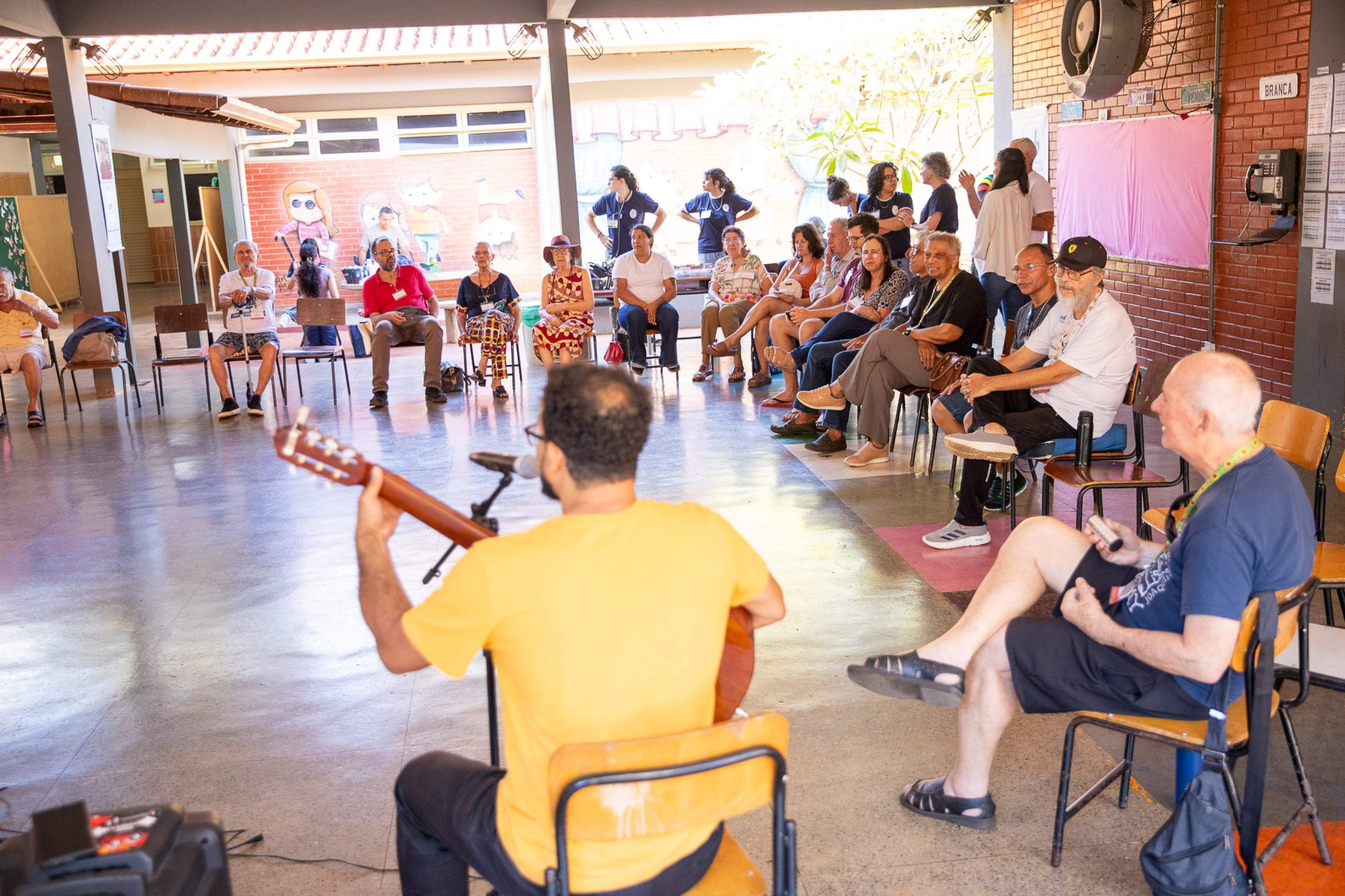  18.04.2026. Mariana Campos/CB/D.A Press. Associa....o Parkinson Bras..lia recebe idosos que sofrem com a doen..a na Escola Parque da 210/211 Sul     