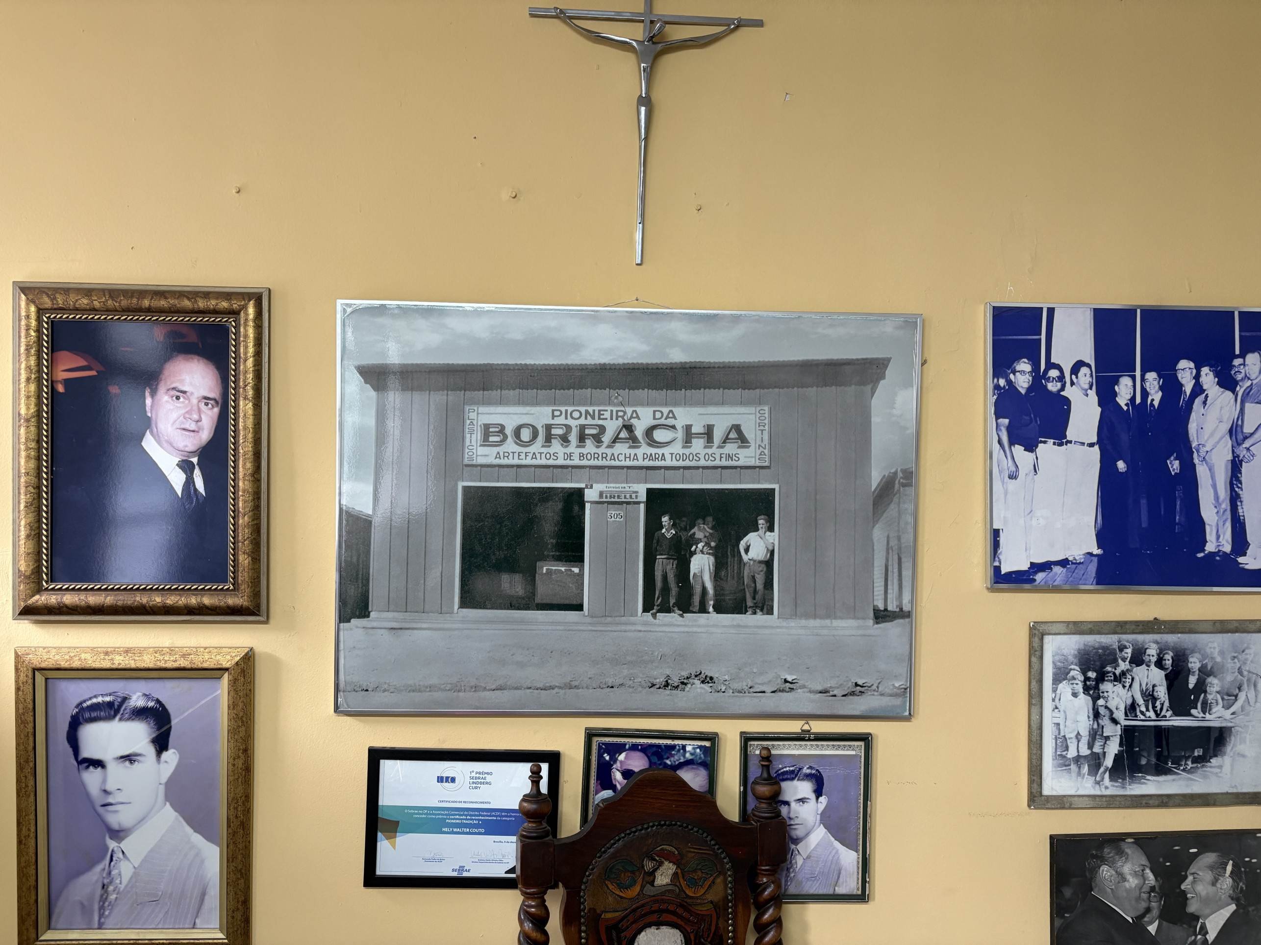 Foto hist&oacute;rica da funda&ccedil;&atilde;o da Pioneira da Borracha, na Cidade Livre (hoje N&uacute;cleo Bandeirante)