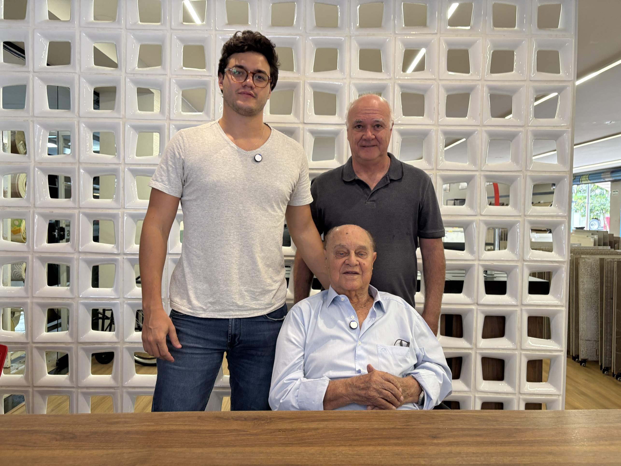 Hely Couto, fundador da Pioneira da Borracha, com o filho Eduardo e o neto Guilherme